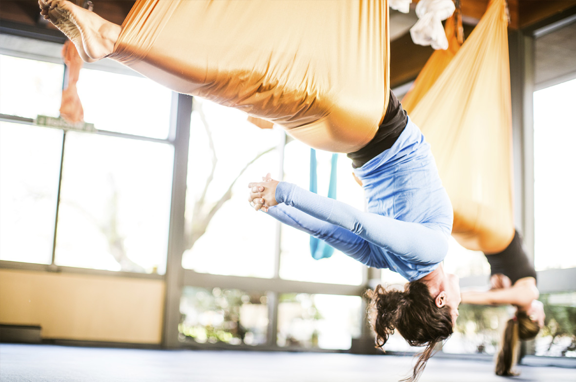 Yoga in von der Decke hängenden Akrobatik-Tüchern 